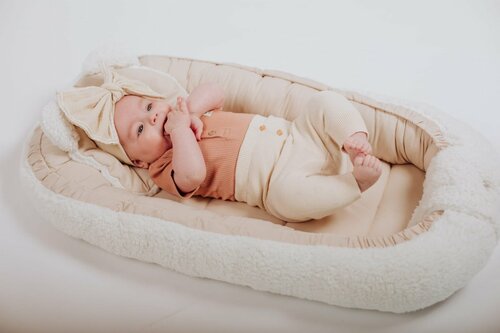 Hnízdo pro miminko s umělou vlnou vzor - béžová / bílá