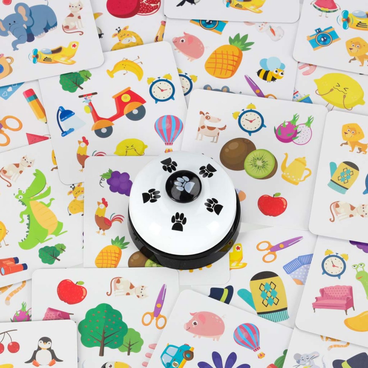 Rodinná karetní hra s obrázky a zvonkem