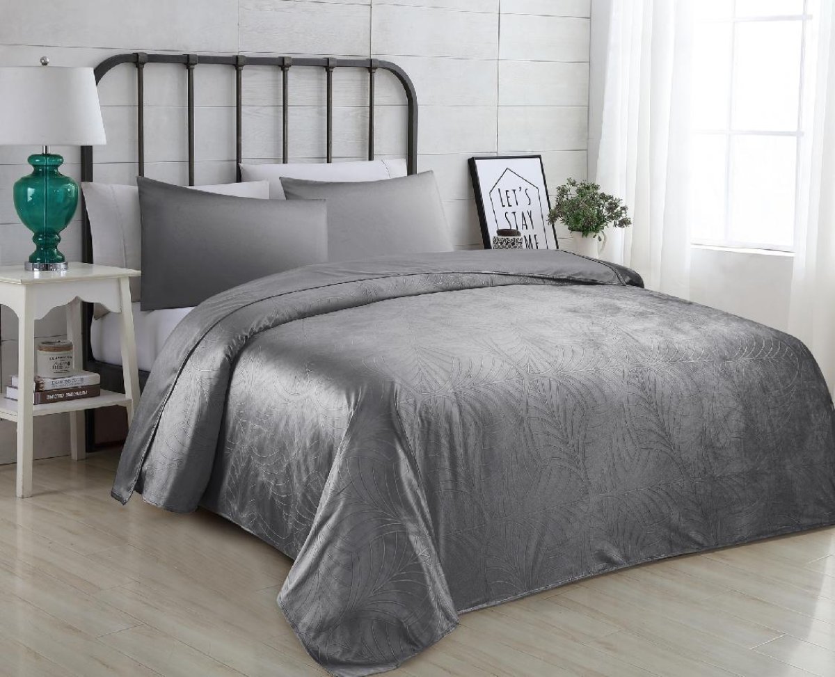 Přehoz na postel VELVET se vzorem 200/220 cm - grafitová