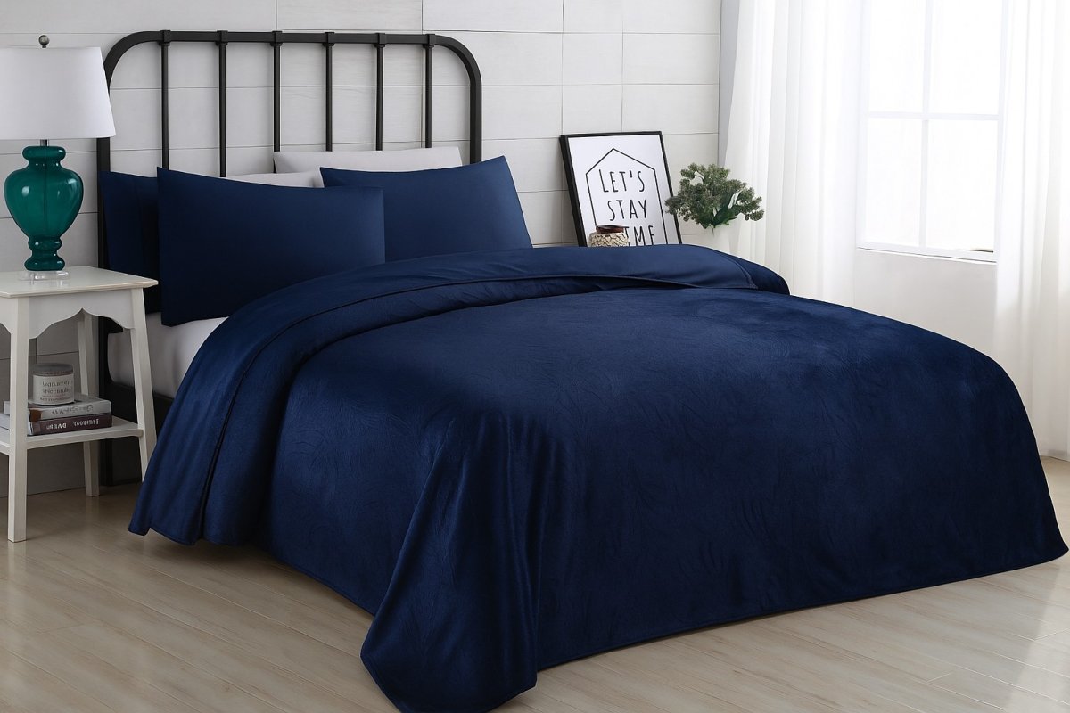 Přehoz na postel VELVET se vzorem - tmavě modrá