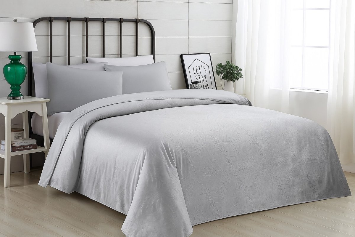 Přehoz na postel VELVET se vzorem - světle šedá