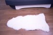 Ovčí kožešina - 100% přírodní 100-120 cm bílá krátký vlas