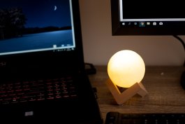Noční lampička dekorativní 3D ve tvaru - měsíce