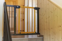 Zábrana PupyHou 132-139 cm kov/dřevo - světlá produkt
